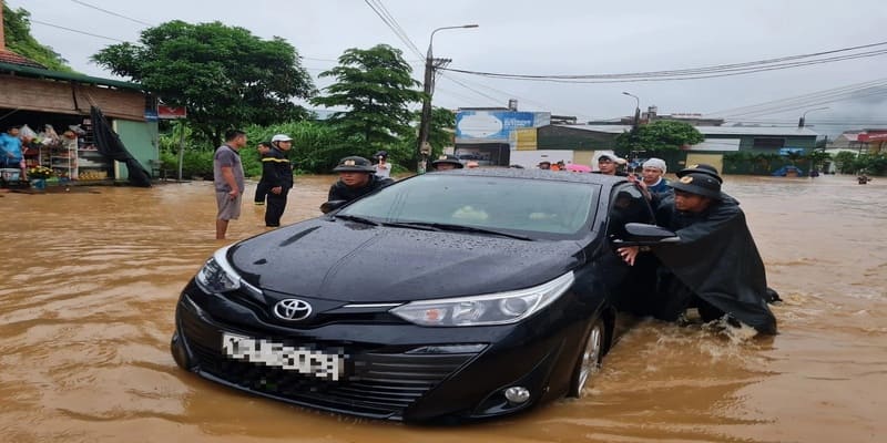 Người dân cùng chính quyền phòng chống bão lũ